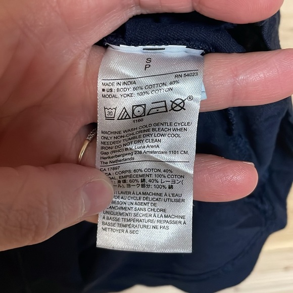 Banana Republic size Small Navy Sleeveless Neckline and Shoulder Lace Detail Top - Picture 5 of 6